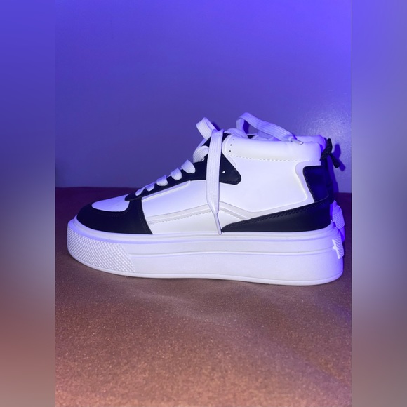 Pair of B&W size 10 sneakers - Picture 3 of 6